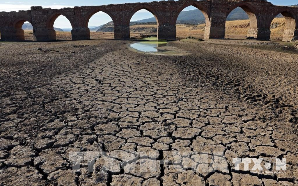 Đáy sông khô nứt nẻ do hạn hán kéo dài tại Villarta de los Montes, Tây Ban Nha ngày 16/8/2022. (Ảnh: AFP/TTXVN) Media